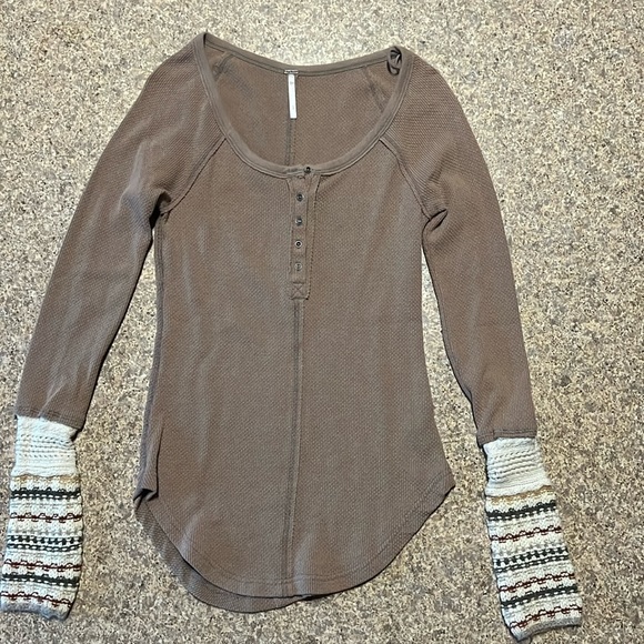 Free People Tops - FREE PEOPLE small long sleeve w pretty sleeve detailing
